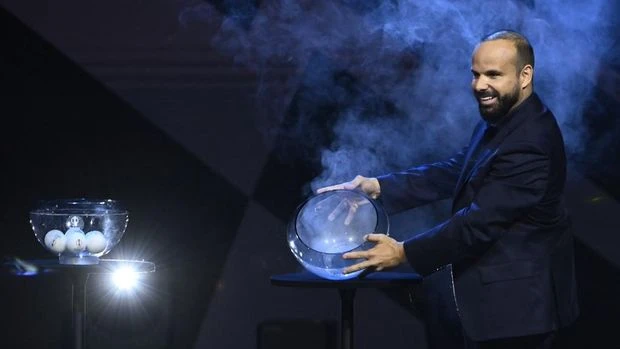 Viral Atraksi Pesulap di Undian Liga Europa, Dikecam Fans
